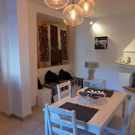 Aspros - Restauriertes Steinhaus Nahe Rovinia *