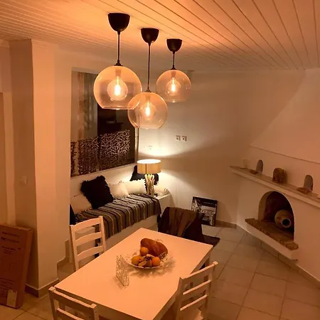 Aspros - Restauriertes Steinhaus Nahe Rovinia * Liapades