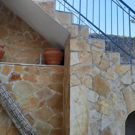 Aspros - Restauriertes Steinhaus Nahe Rovinia * Liapades