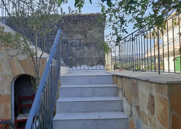 Aspros - Restauriertes Steinhaus Nahe Rovinia * Liapades