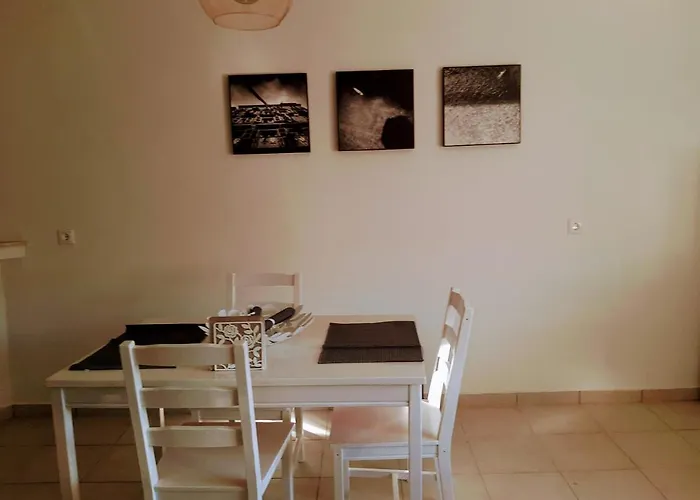 Aspros - Restauriertes Steinhaus Nahe Rovinia